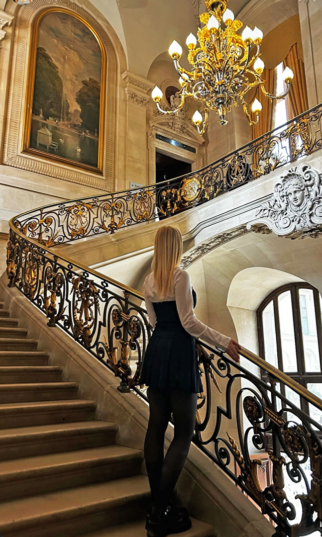 Junge Frau im Louvre Paris