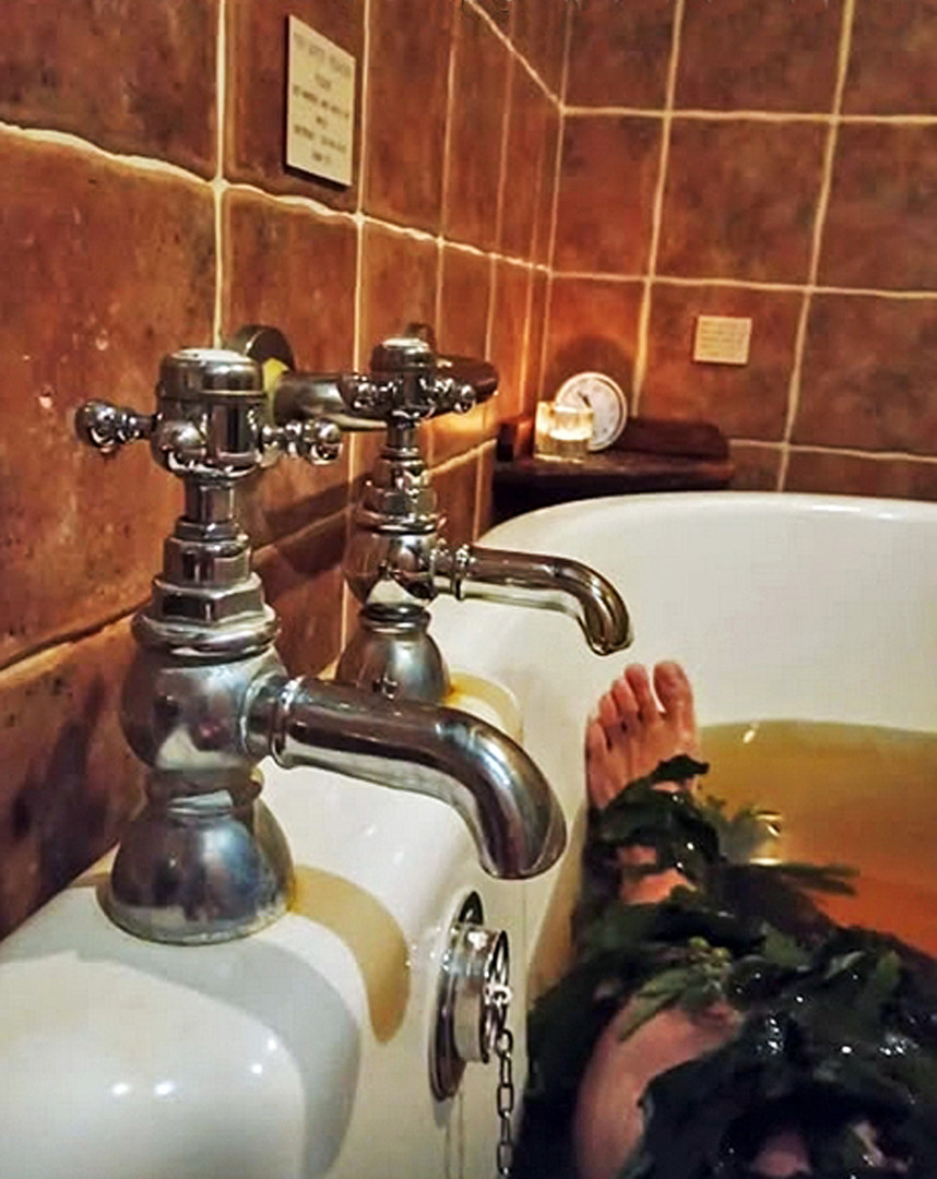 Frau im Kräuterbad...