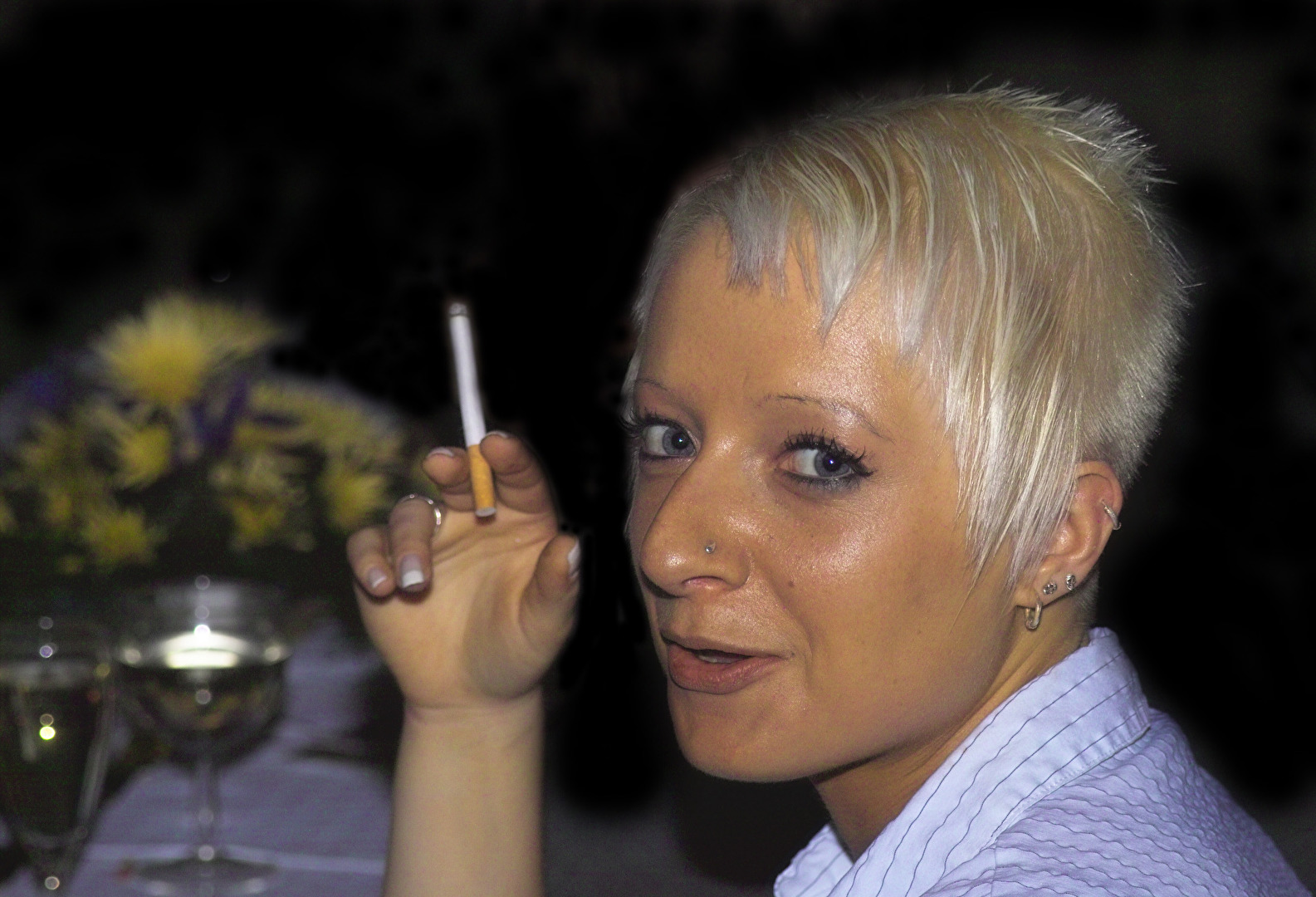 jungen Frau mit Zigarette