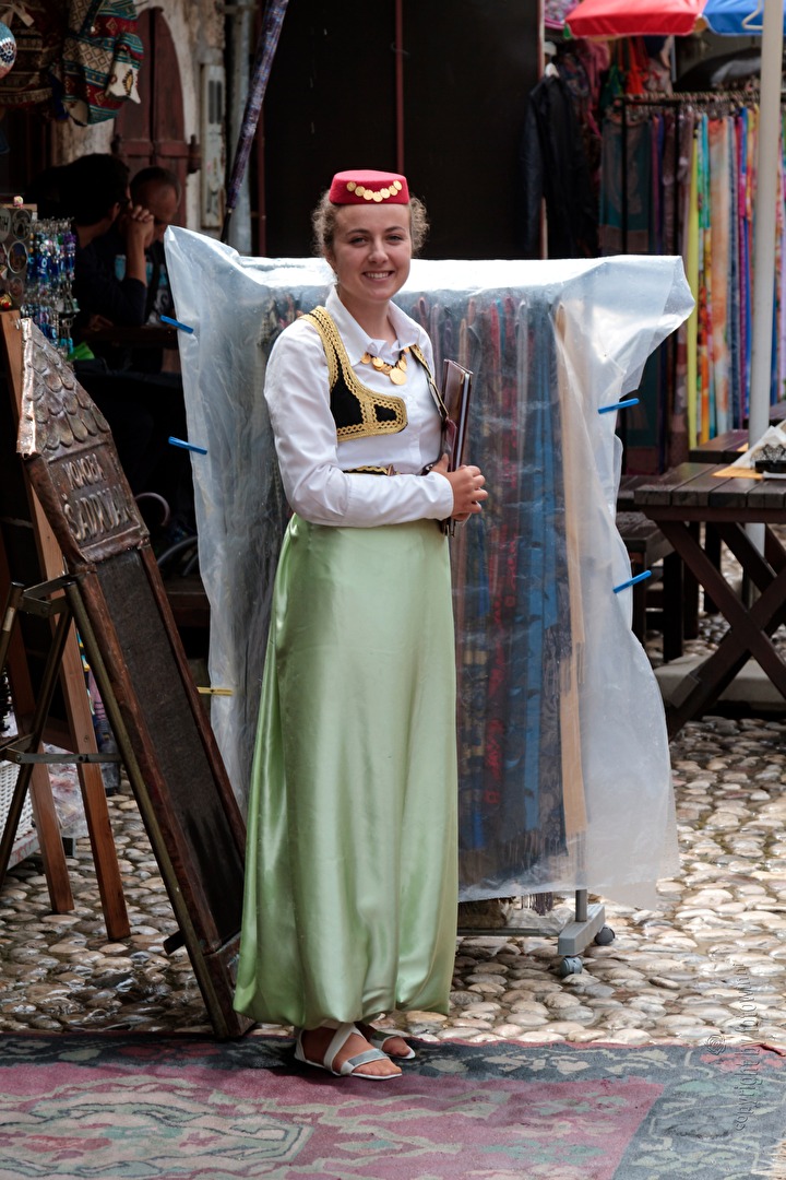 Bosnierin in Nationaltracht (Mostar - Bosn.-Herzeg.)