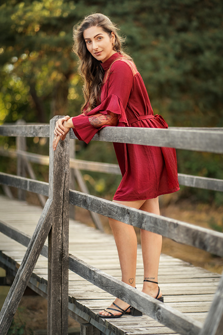 Jasmine im roten Kleid I