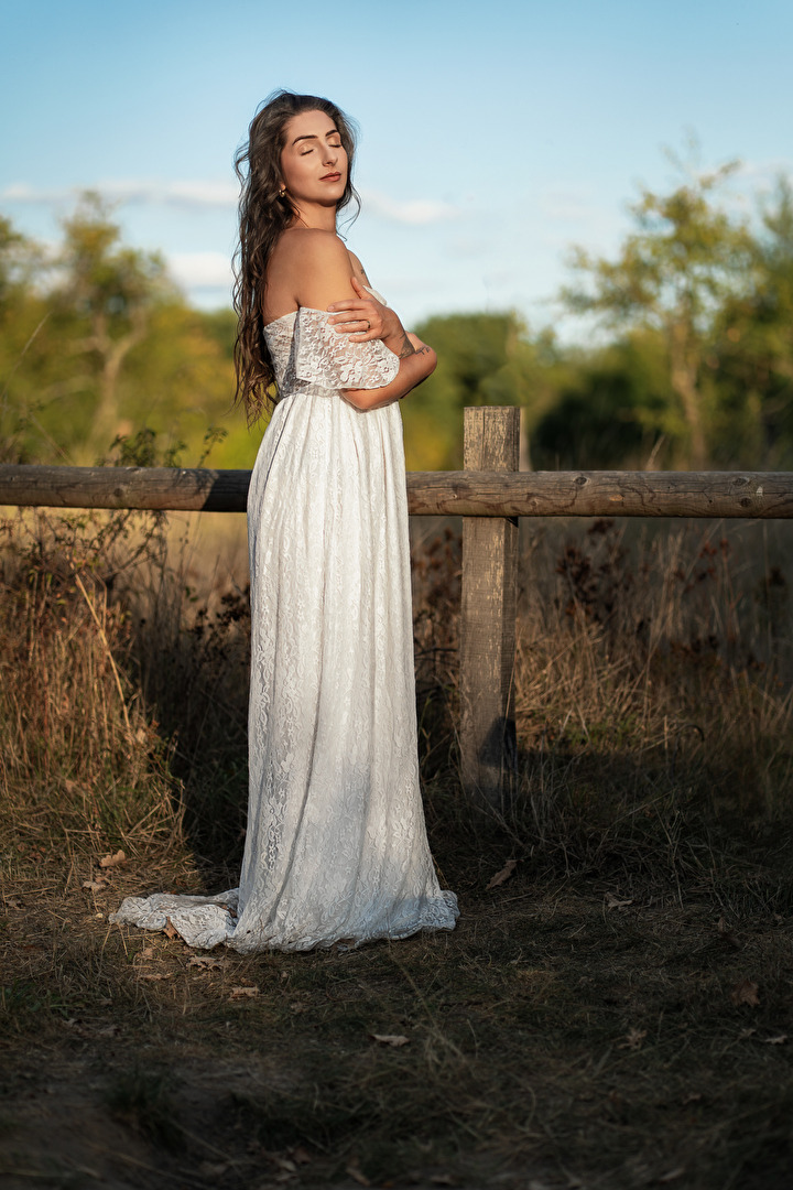 Jasmine im weißen Kleid