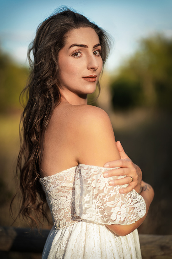 Jasmine im weißen Kleid