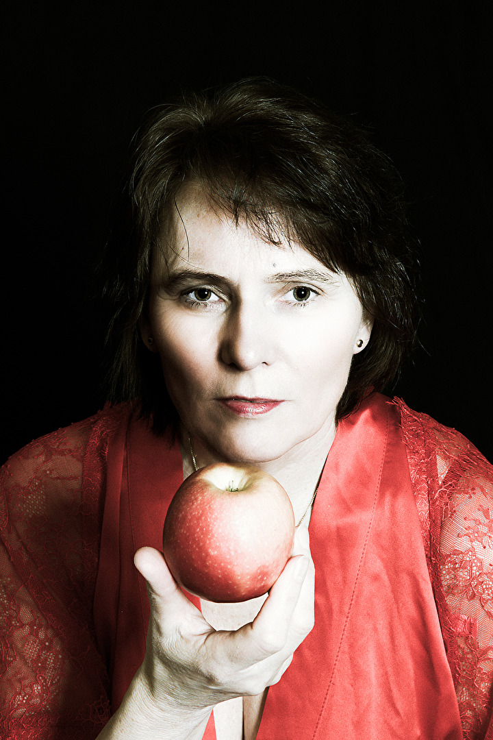 Portrait C. mit Apfel