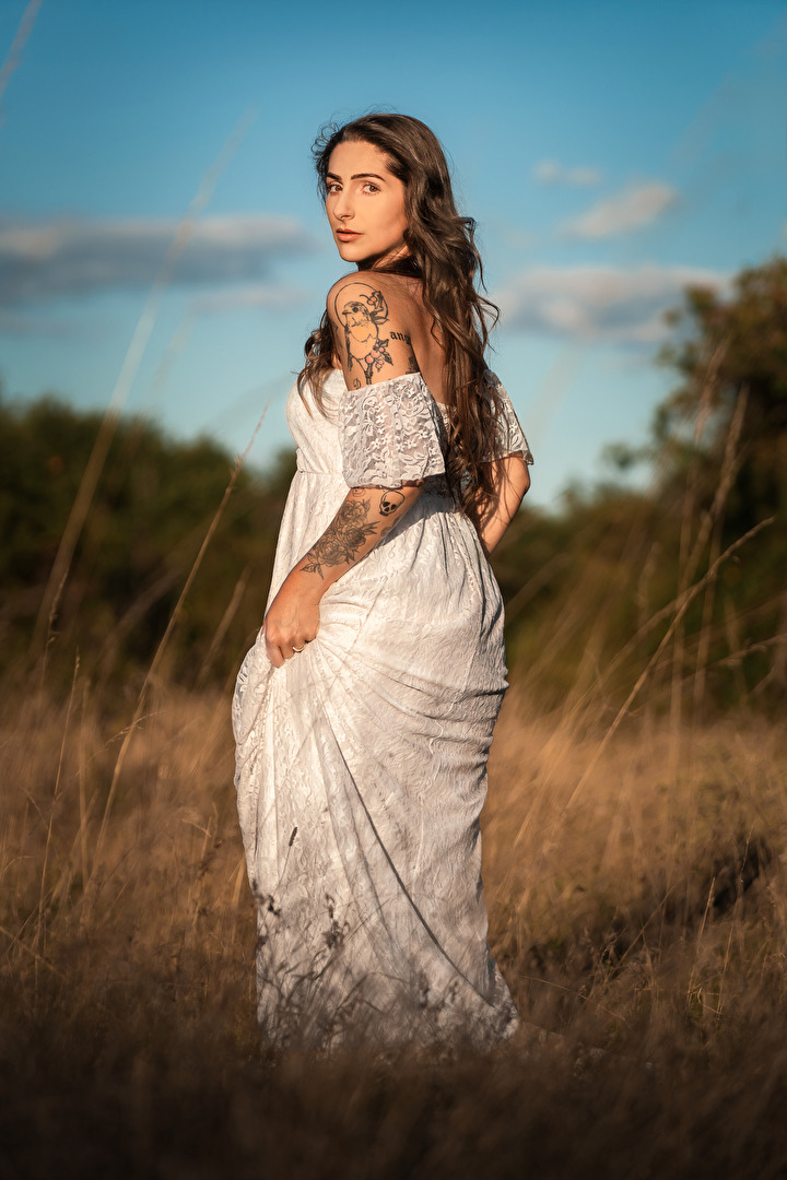 Jasmine im weißen Kleid