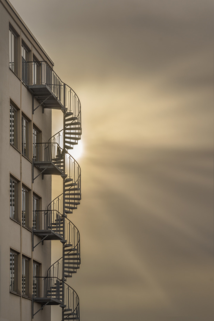 Not- oder Rettungstreppe im Gegenlicht