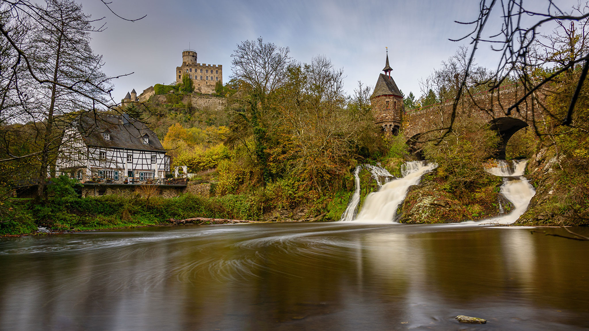 Wasserfall unter Burg Pyrmont