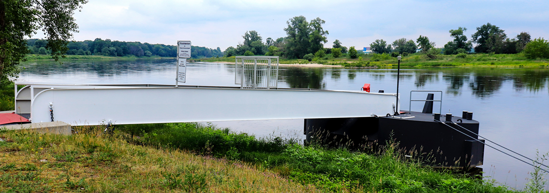 Schiffsanleger an der Elbe