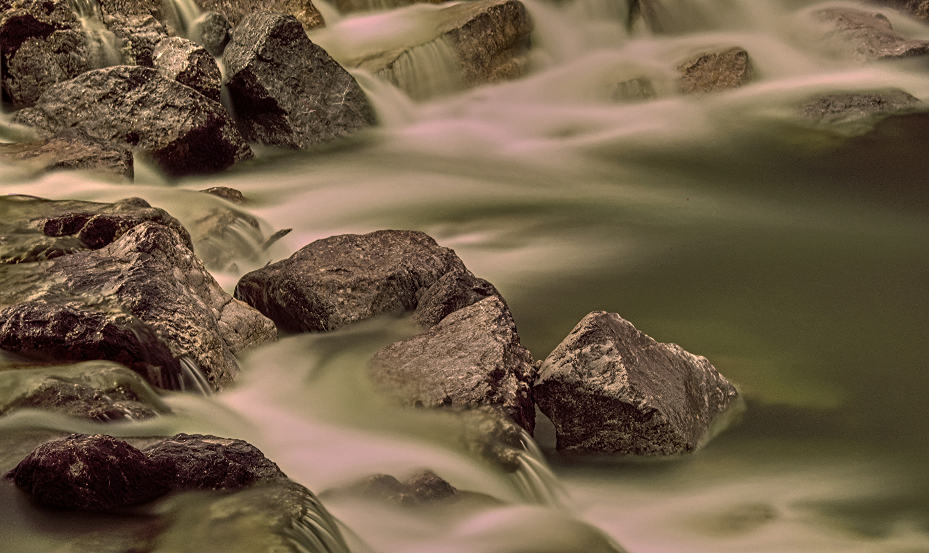 Weiches Wasser an der Weissach, in Rottach-Egern