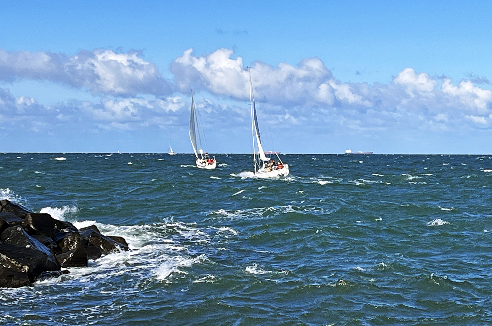 #störmisches #Wasser    #Boote / etwas raue See...
