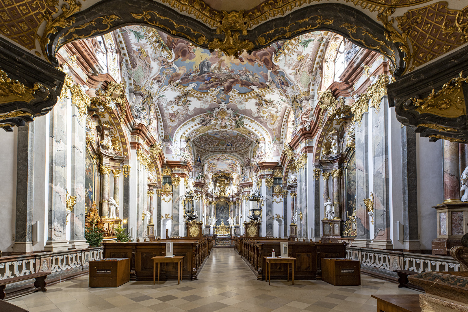 Stiftskirche Wilhering vom Eingang Richtung Altar