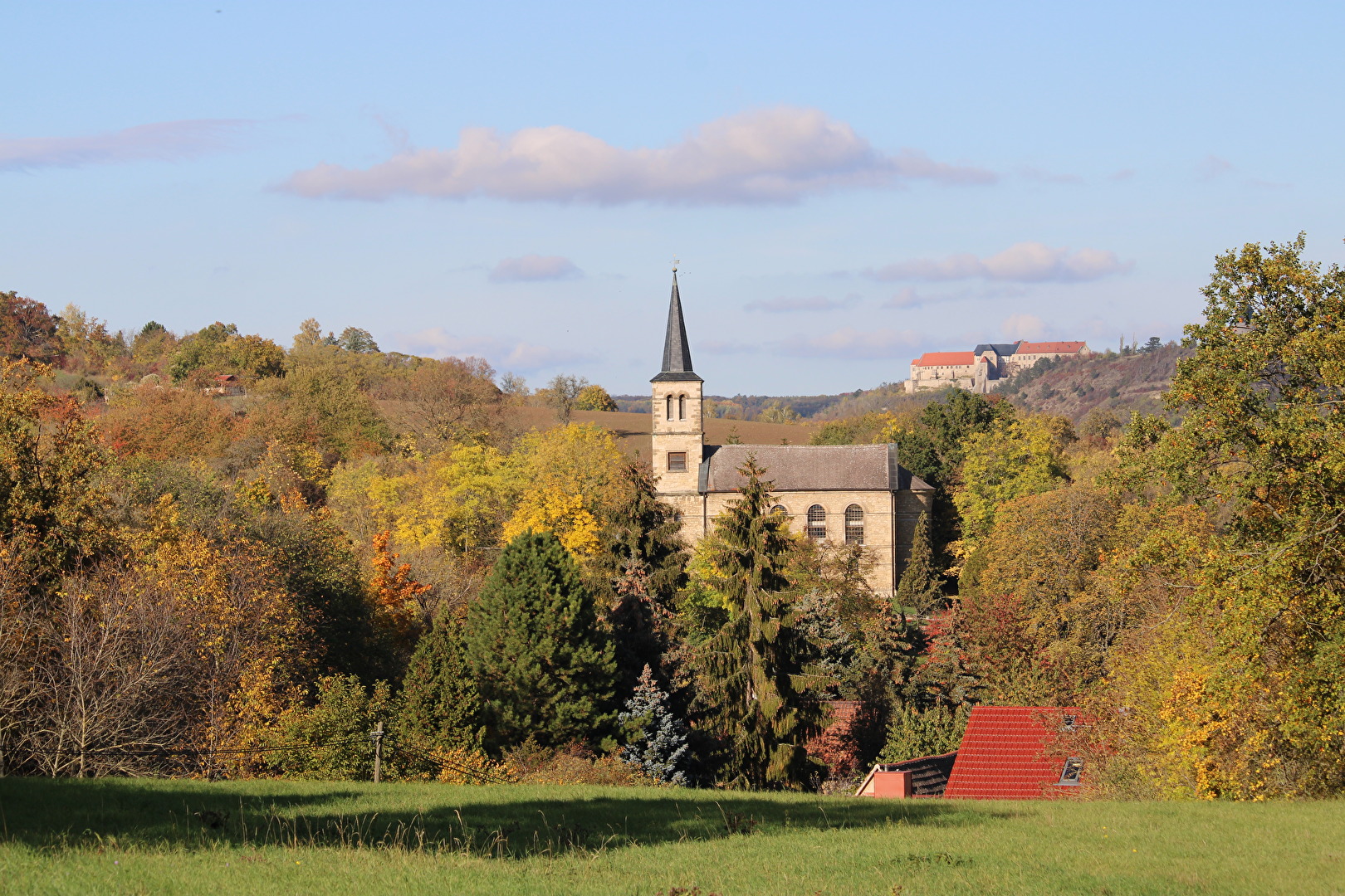 Die Kirche von Kleinjena, im Hintergrund Schloss Neunburg