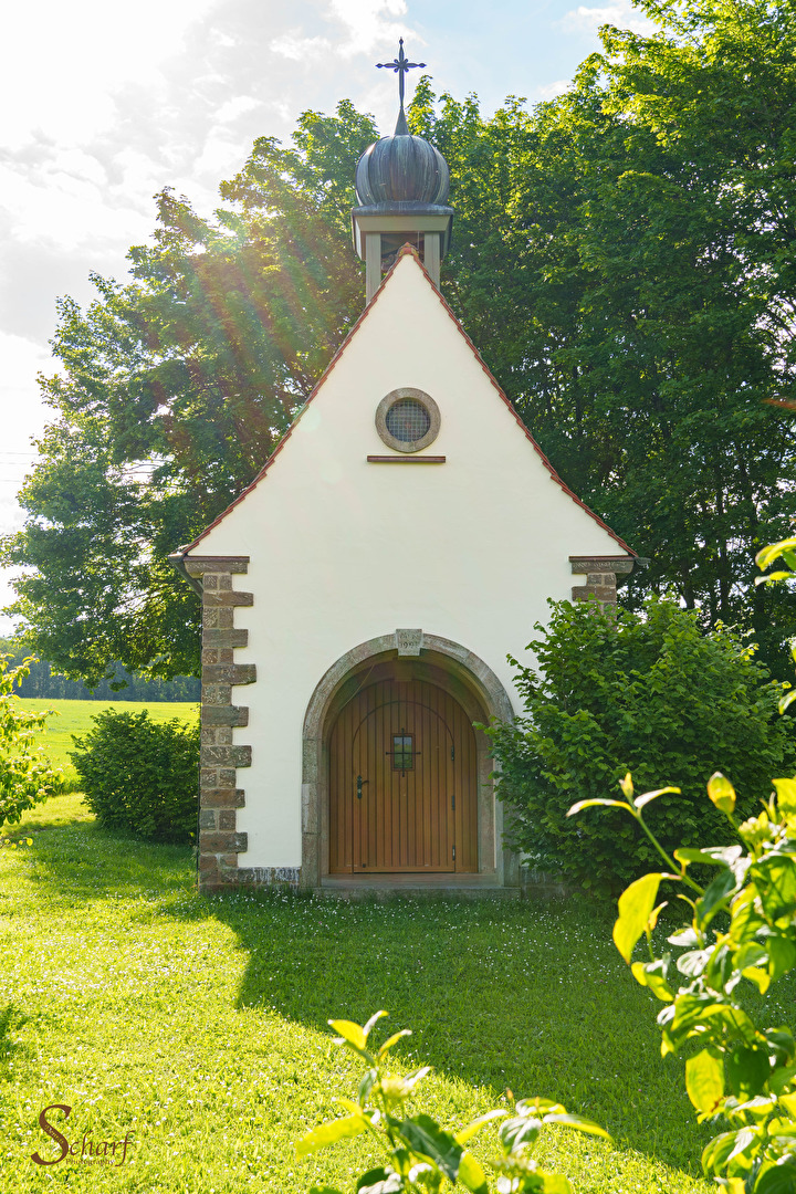 Die Kapelle gut geschützt