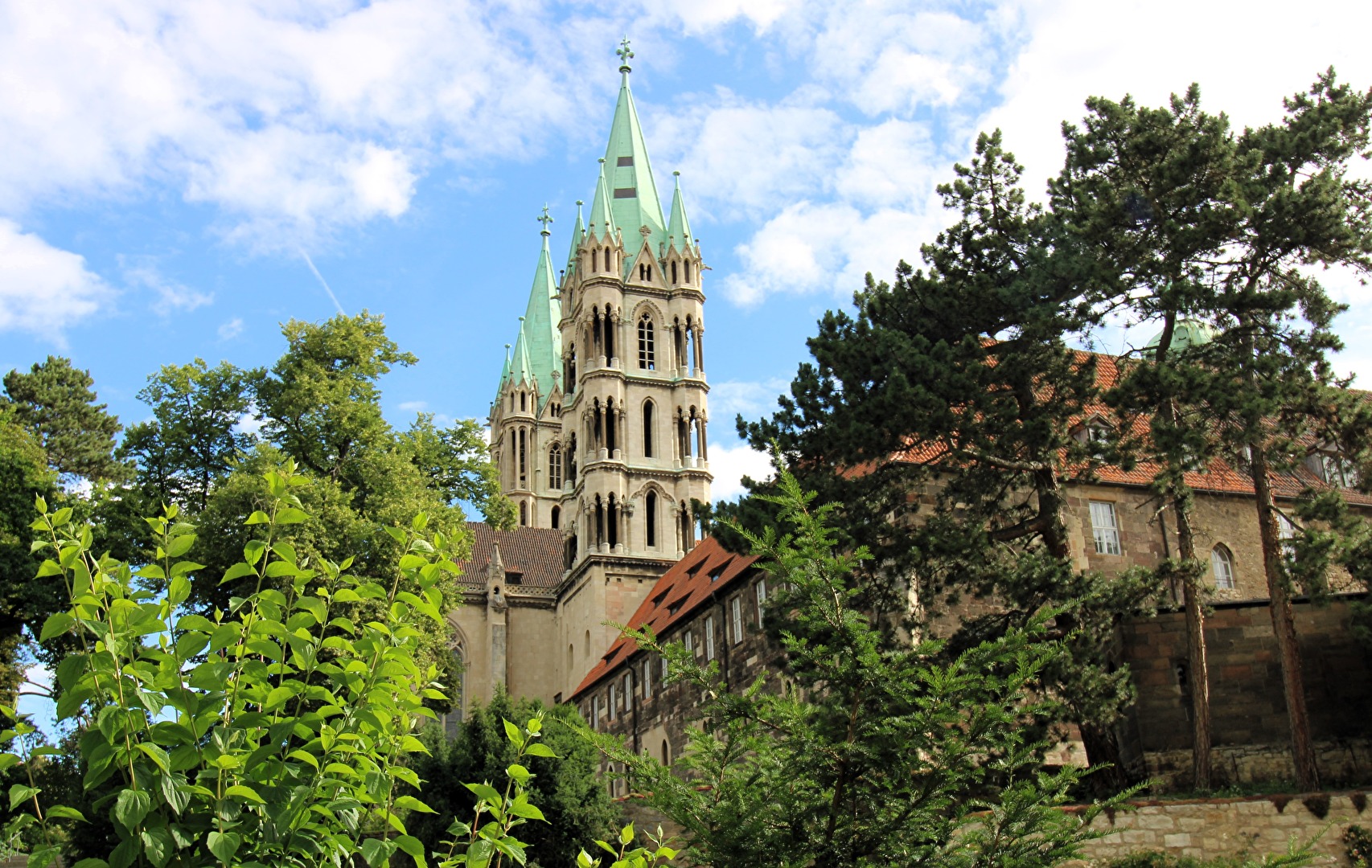 Die zwei spätromanisch-frühgotischen Türme des Naumburger Doms