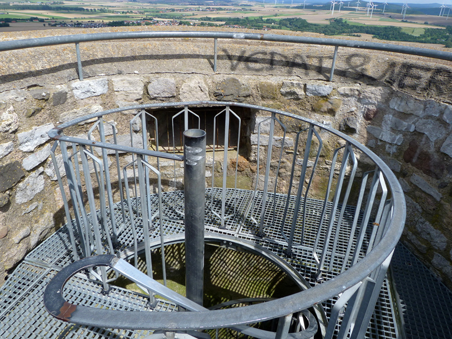 moderne Treppe im alten Turm