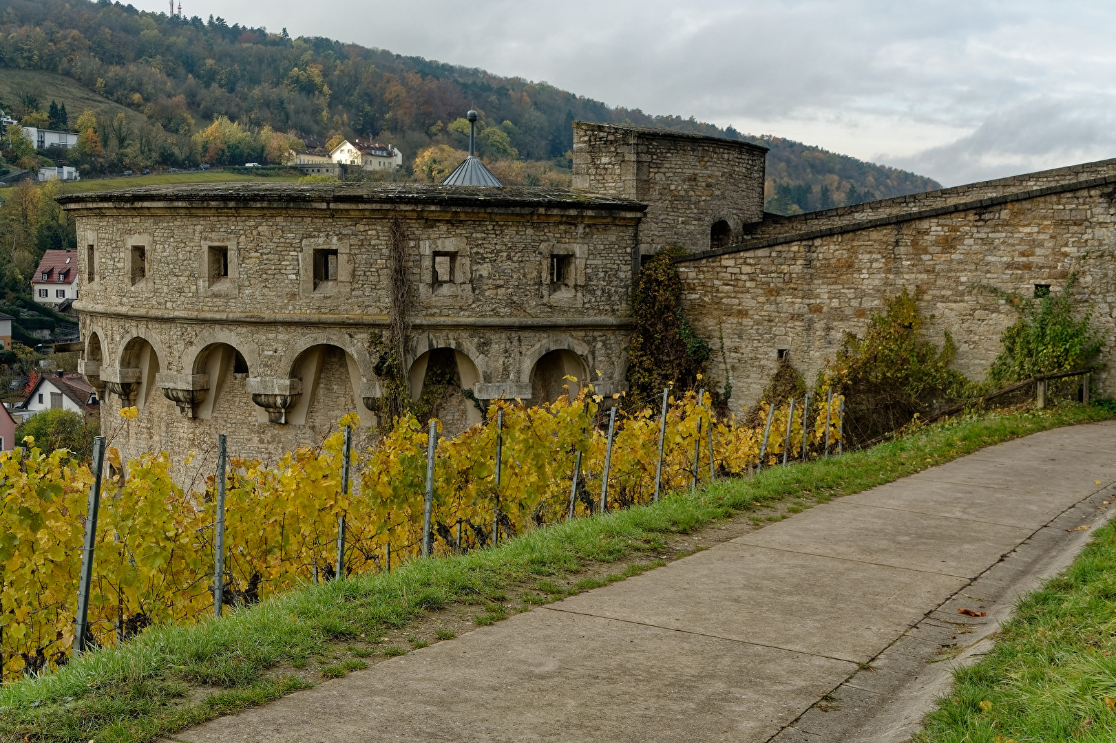 Maschikuliturm und Kasematte