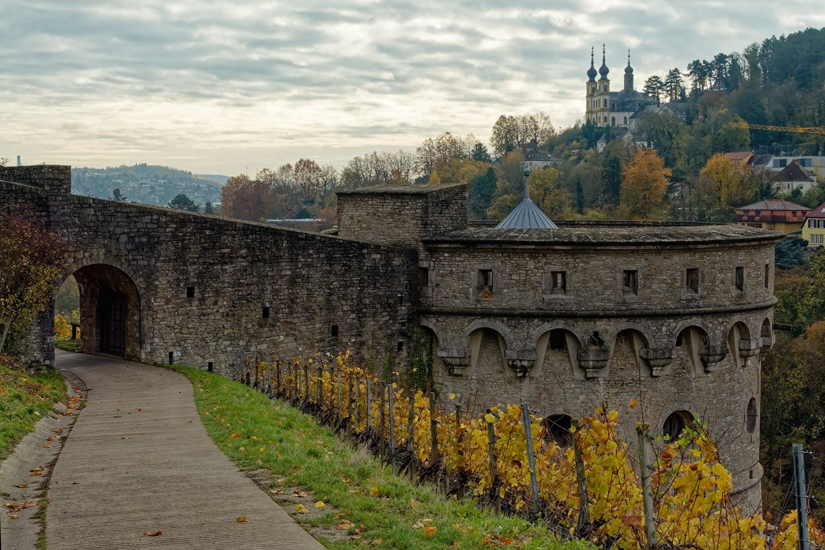 Maschikuliturm und Kasematte