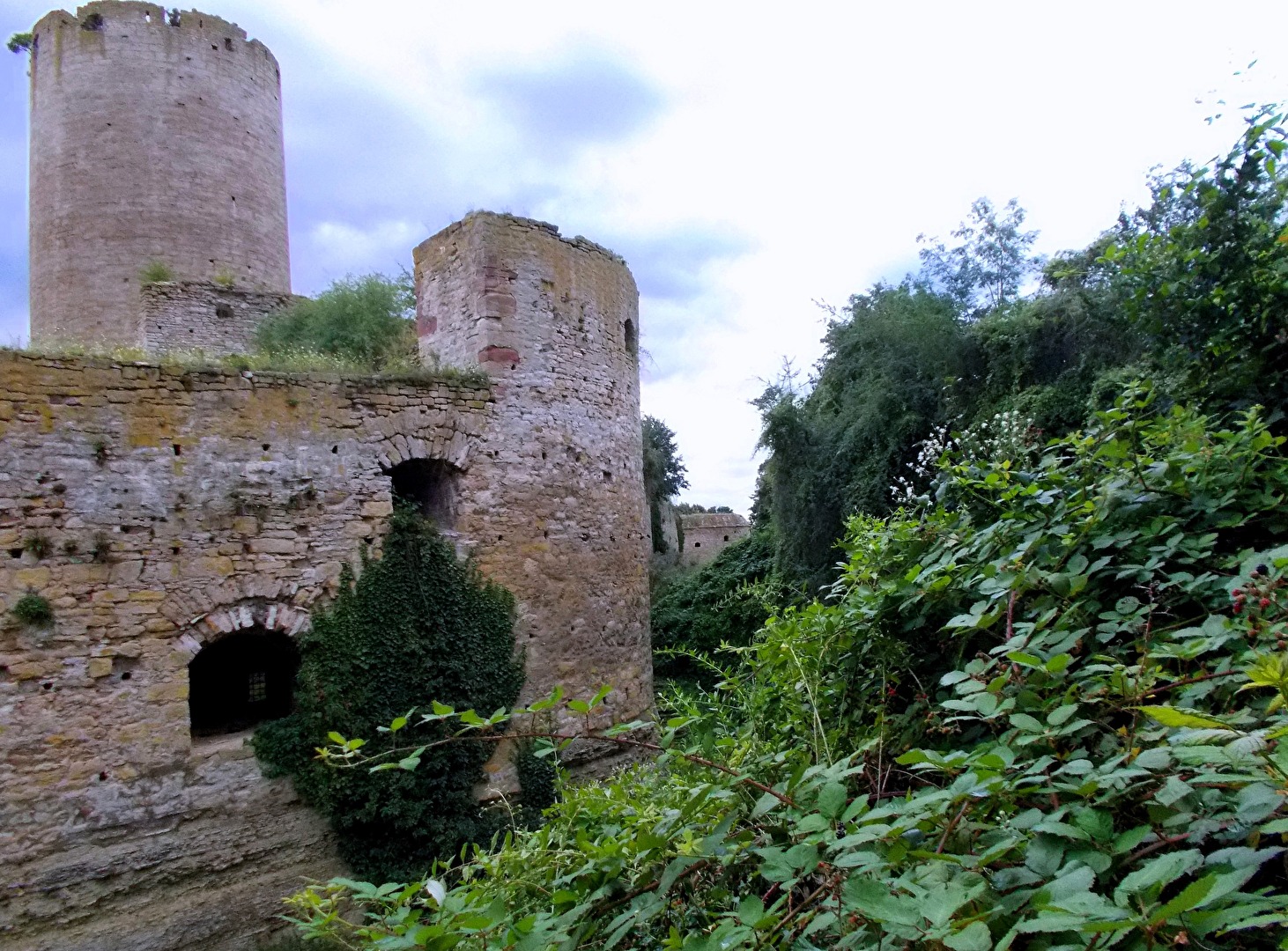 Burg Querfurt, Teile der Ringmauern