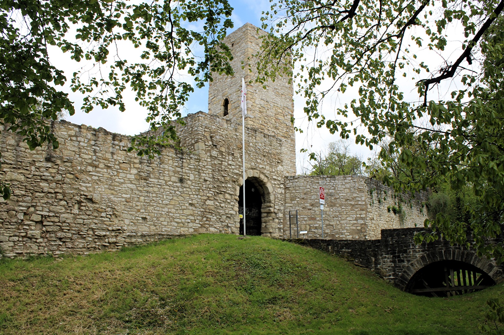 Toranlage und Wehrturm der Eckartsburg