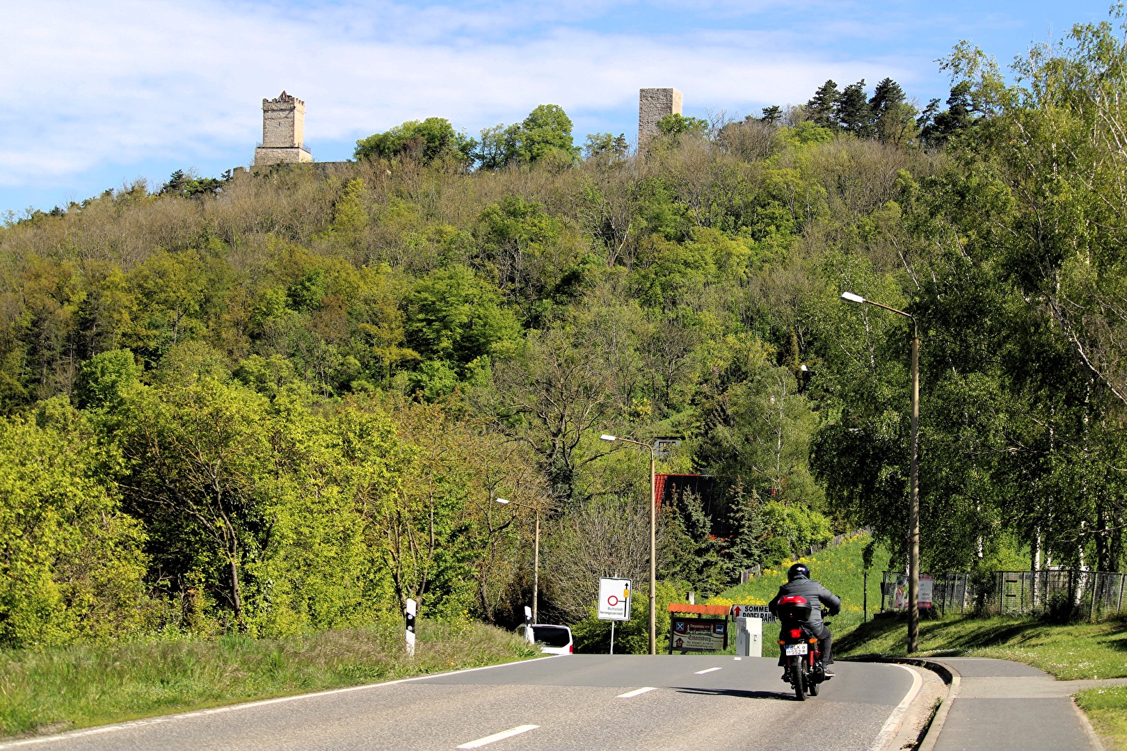 Die Eckartsburg über der B 87