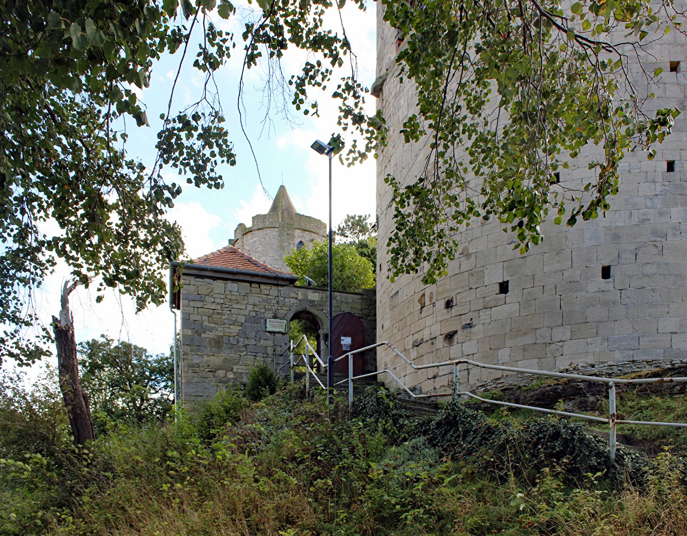 Der Zugang zur Burg, im Hintergrund die Turmspitze des Ostturms.