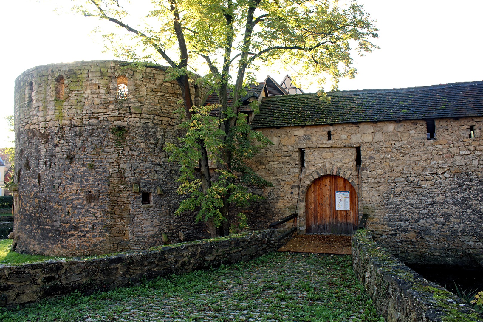 Die Burg Schkölen, Wasserburg, Südseite