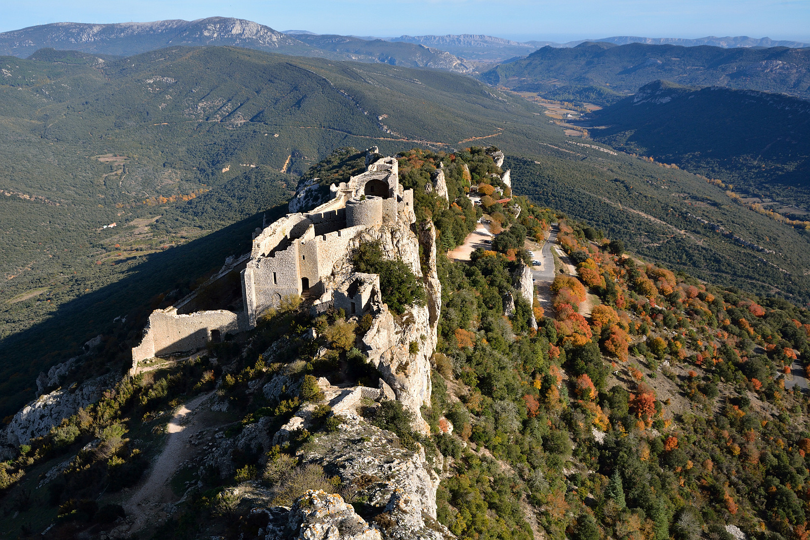 Die Katharerburg Peyrepertuse im Herbst