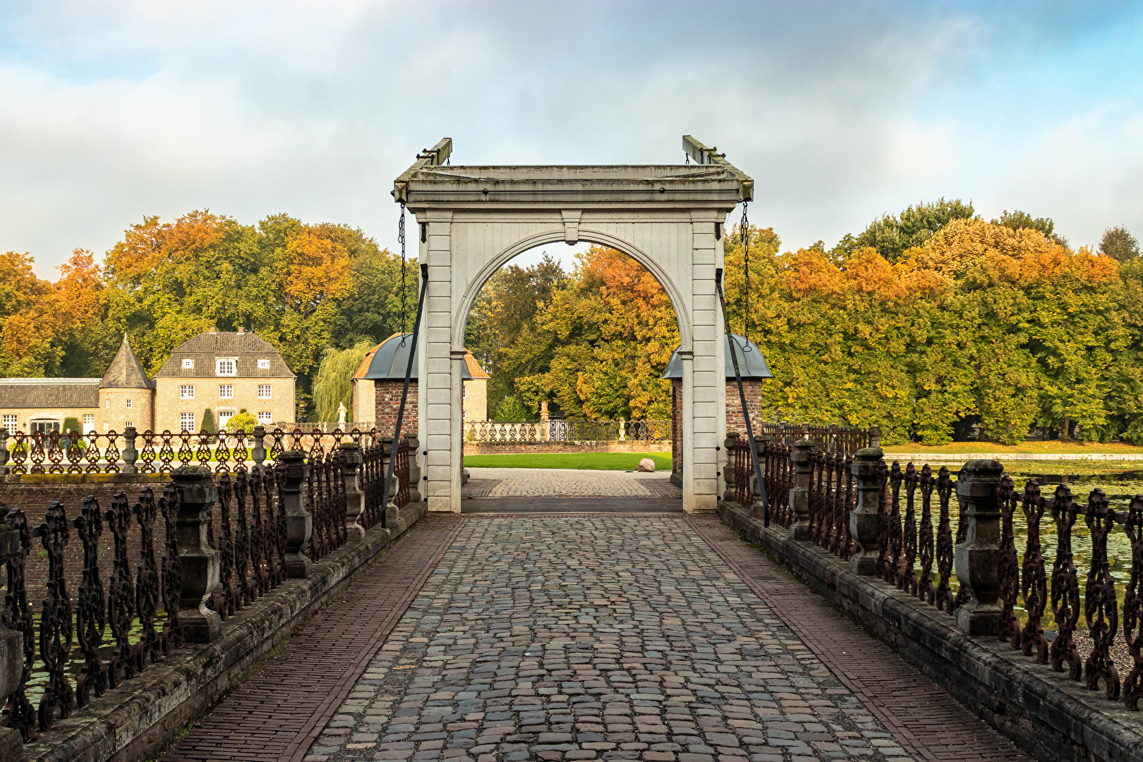 Zufahrt zur Wasserburg Anholt
