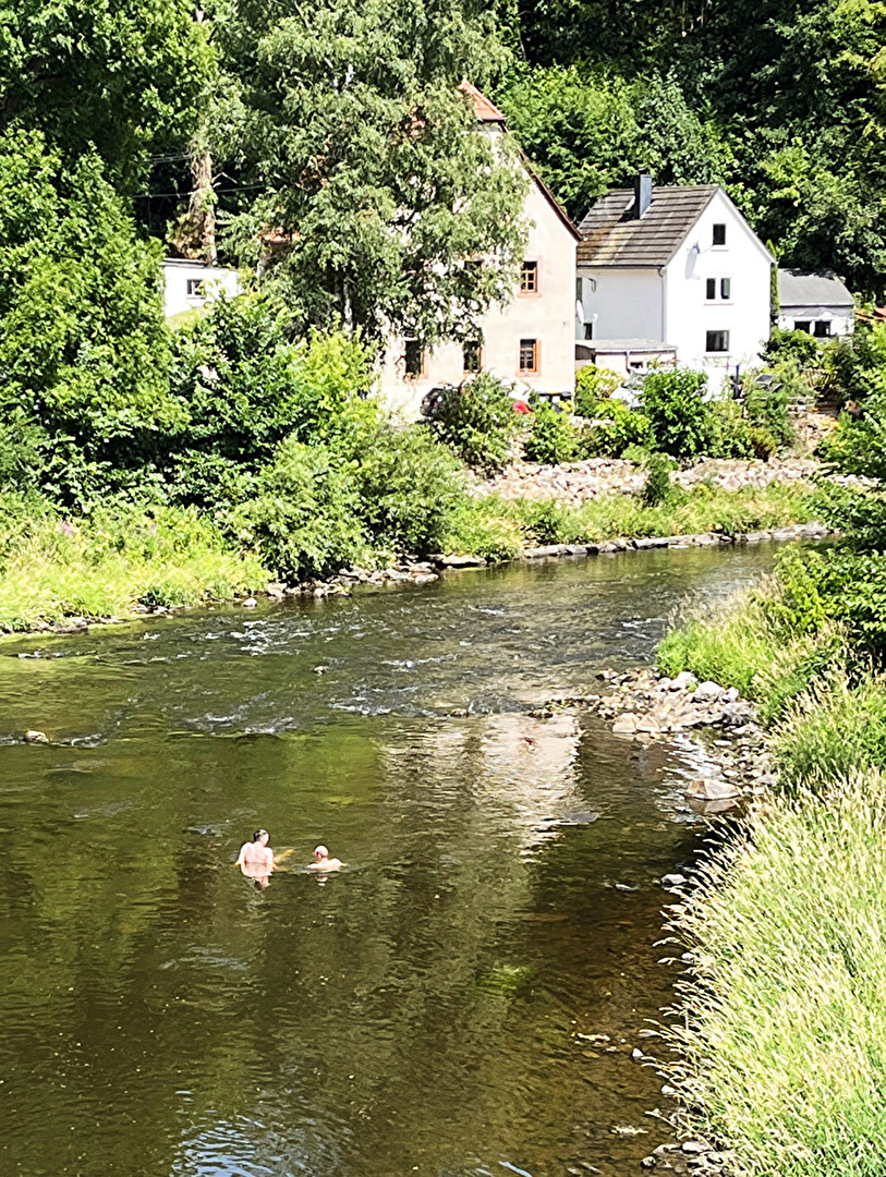 Sommer und baden im Fluss