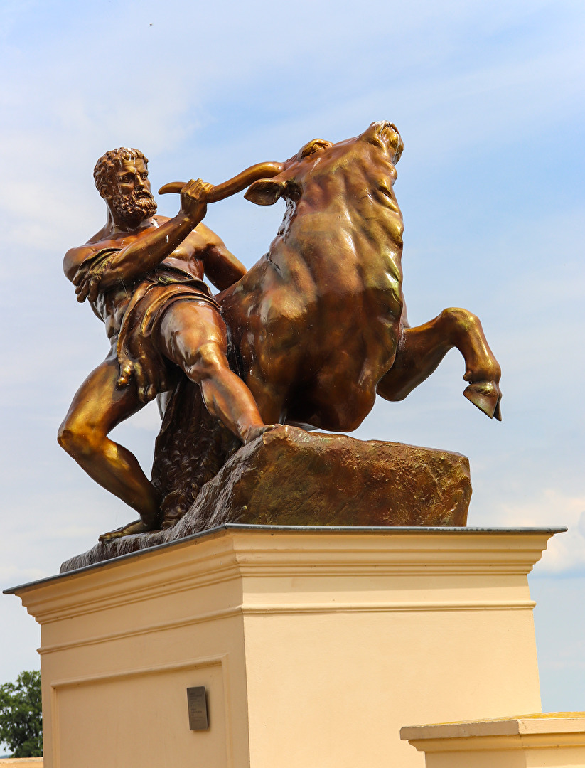 Herakles, den kretischen Stier bändigend