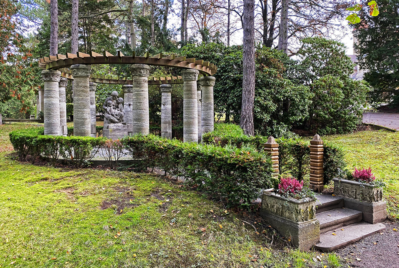 rotundenförmige, säulenbestandene und mit einer Pergola bedeckte Grabanlage