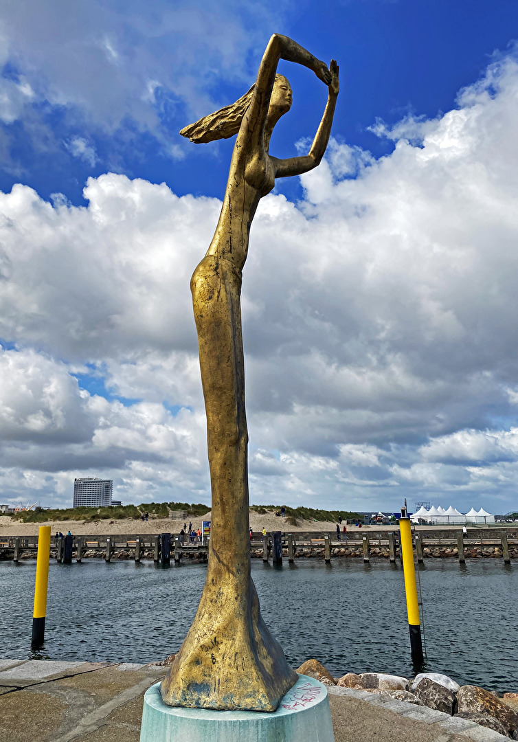 Esperanza – Statue begrüßt Seereisende in Warnemünde
