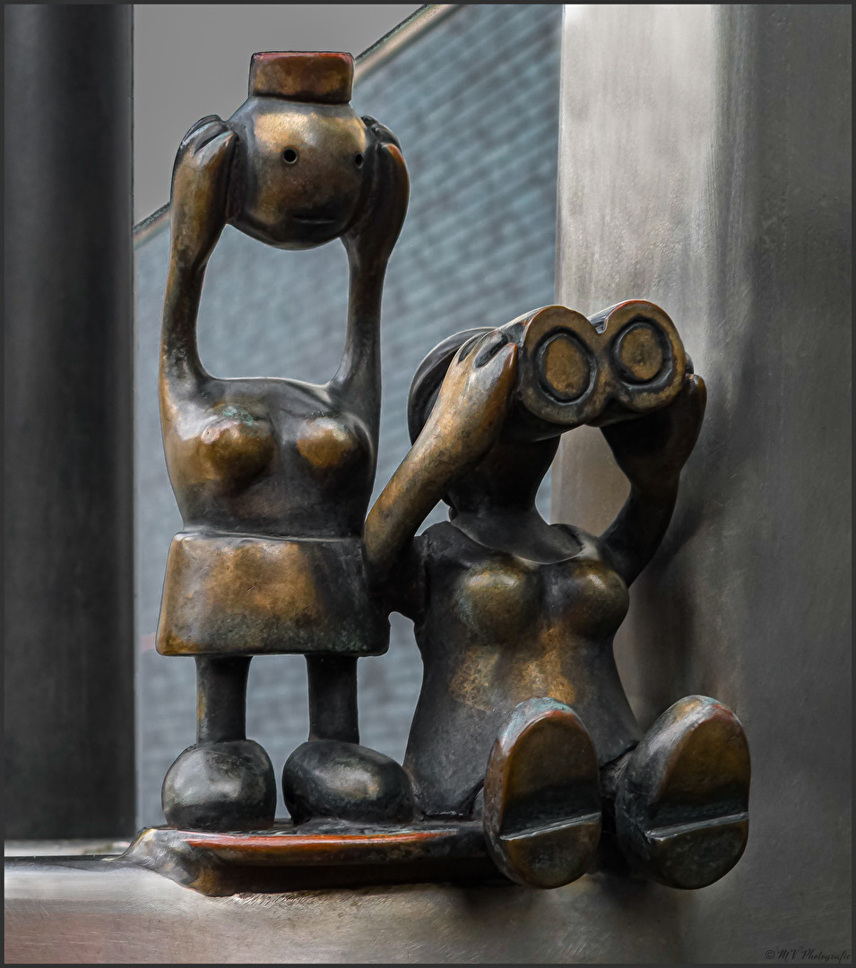 kleine Bronzefiguren an der Stadtbücherei MS