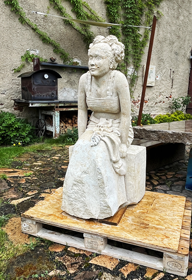 vor einem Bauernhaus entdeckt...