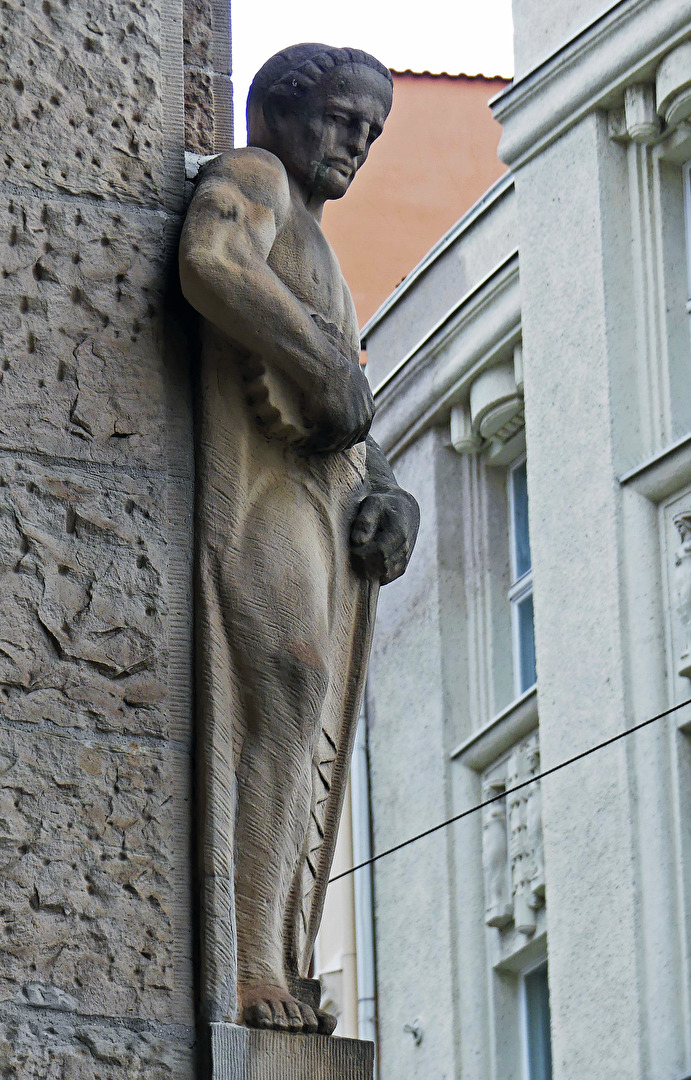 armer Kerl, da steht er nun rum, und das für lange Zeit...