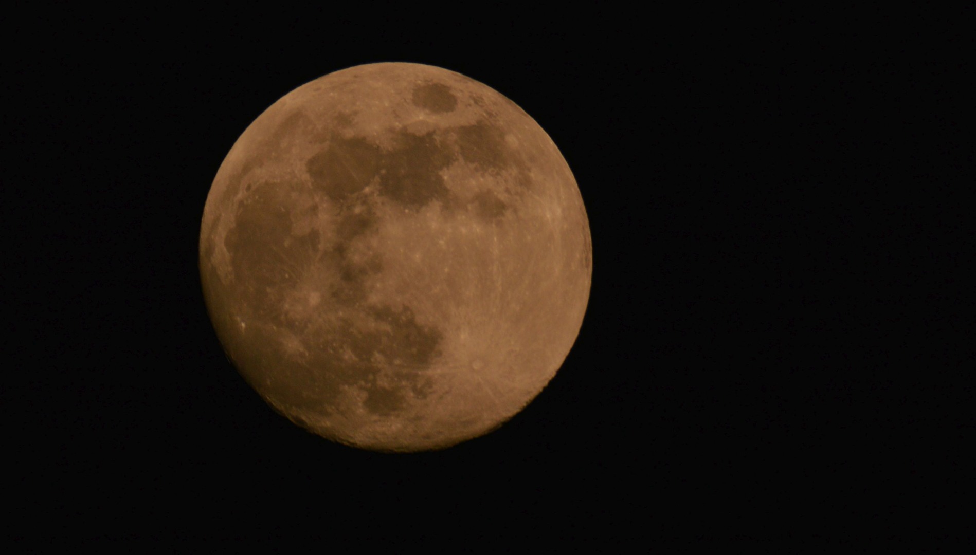 nur der Mond schaut zu