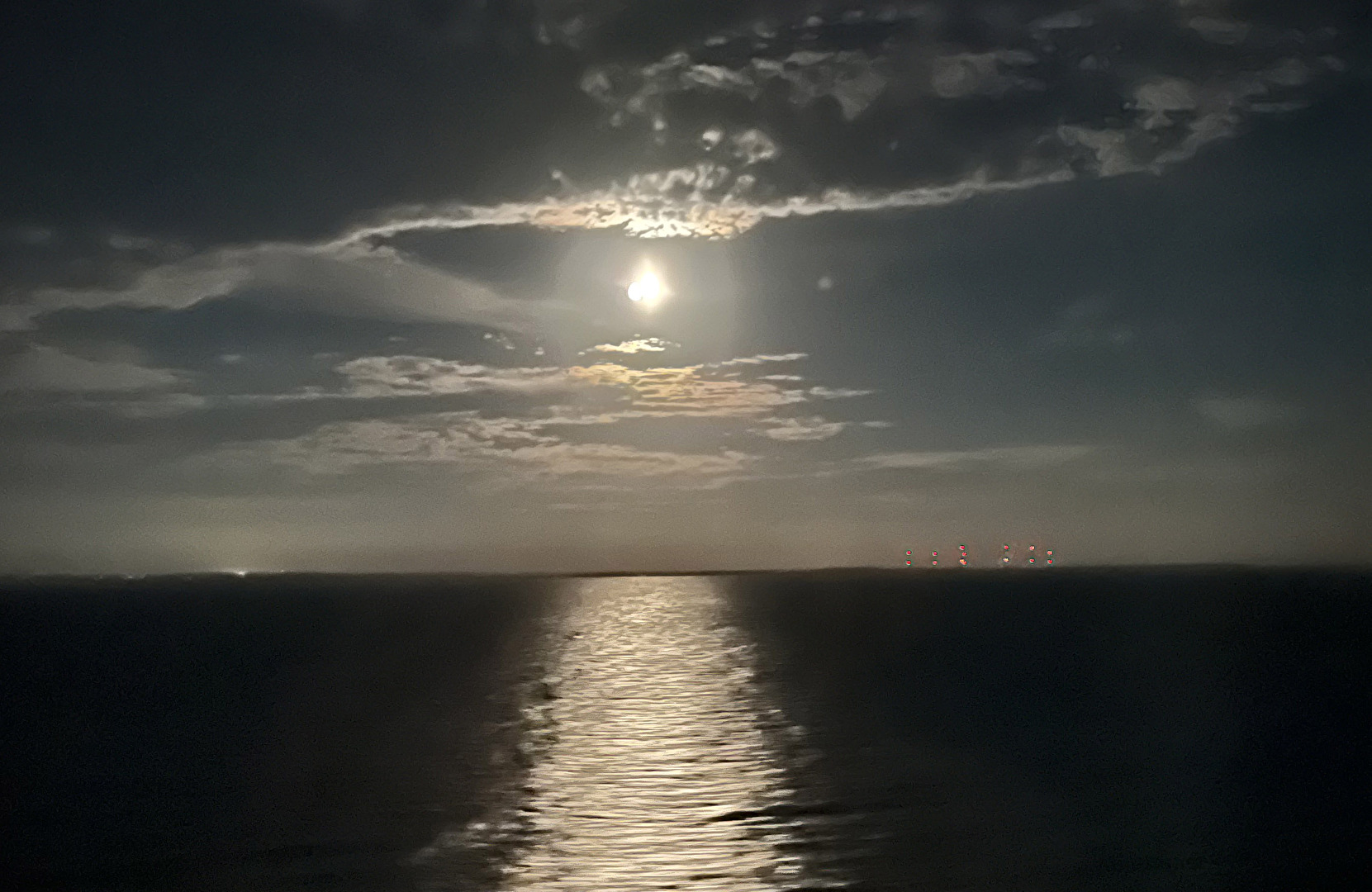 Nachts über dem Meer...