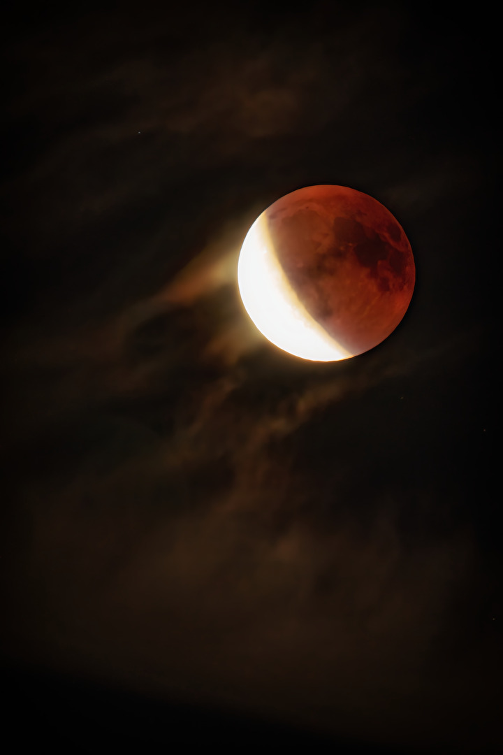 Mond mit Schleierwolken