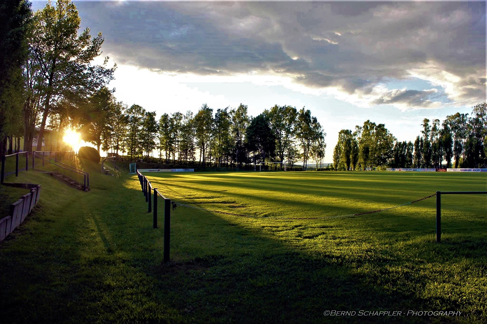 Fußballplatz im Sonnenuntergang