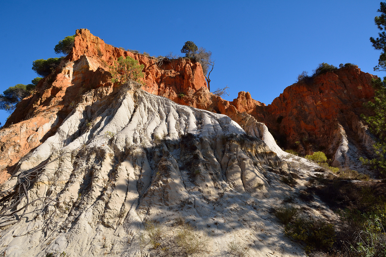 Bunte Felsen der Algarve