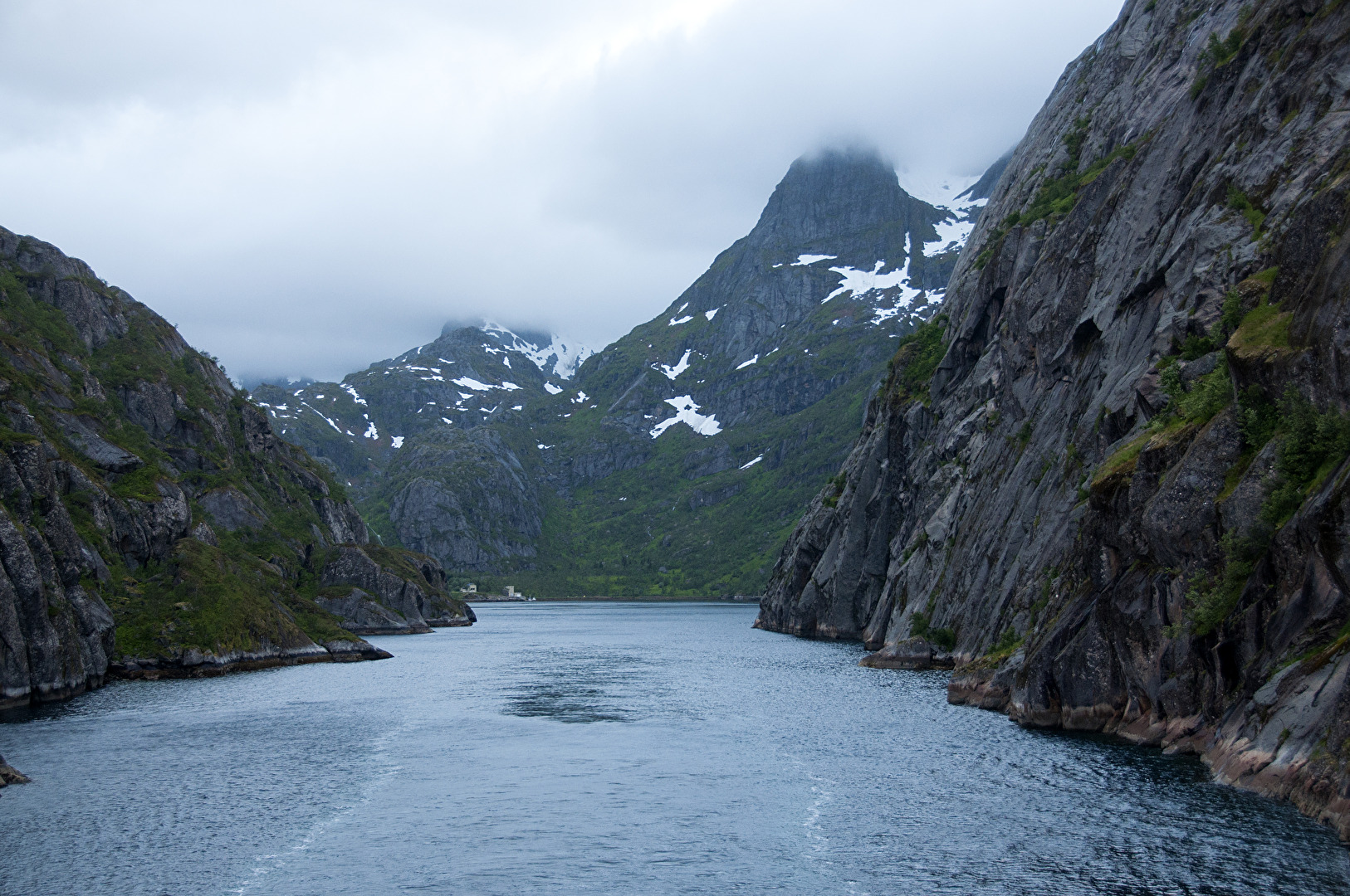 #Landschaft - Mitternacht in Fjord-Norwegen