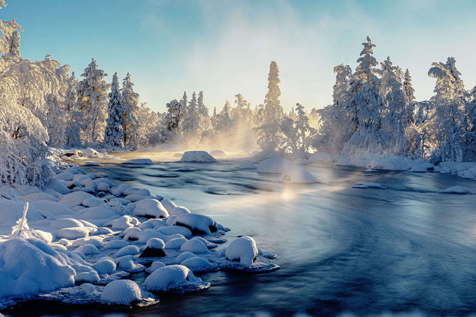 Wintermorgen am Fluss