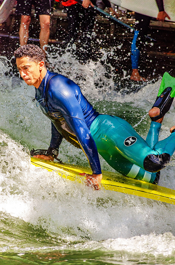 Surfer mit Taucherflossen