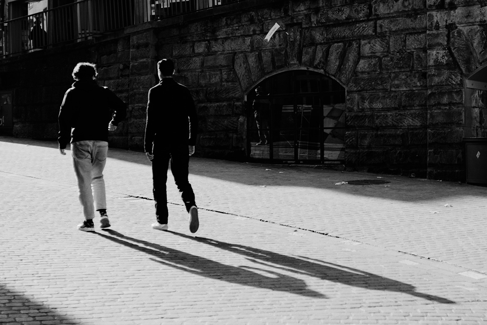 Never walk alone #Streetfotografie
