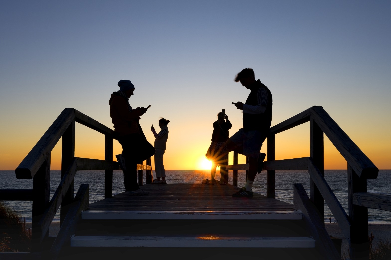 Sonnenuntergang am Meer mit Social Media