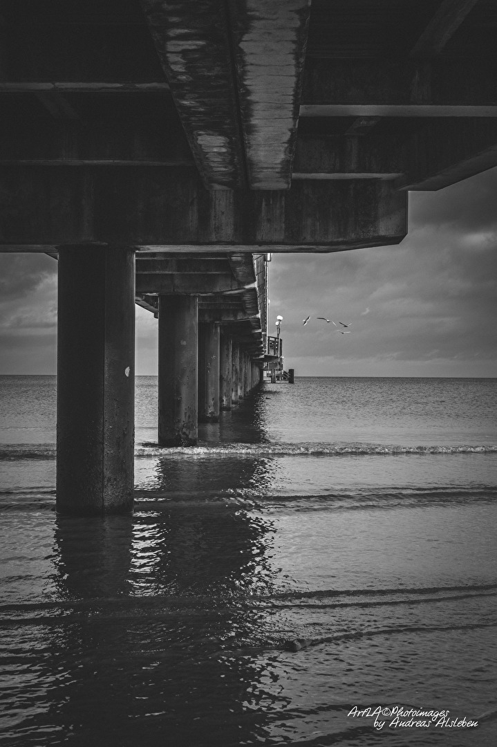 Seebrücke Binz von unten ...