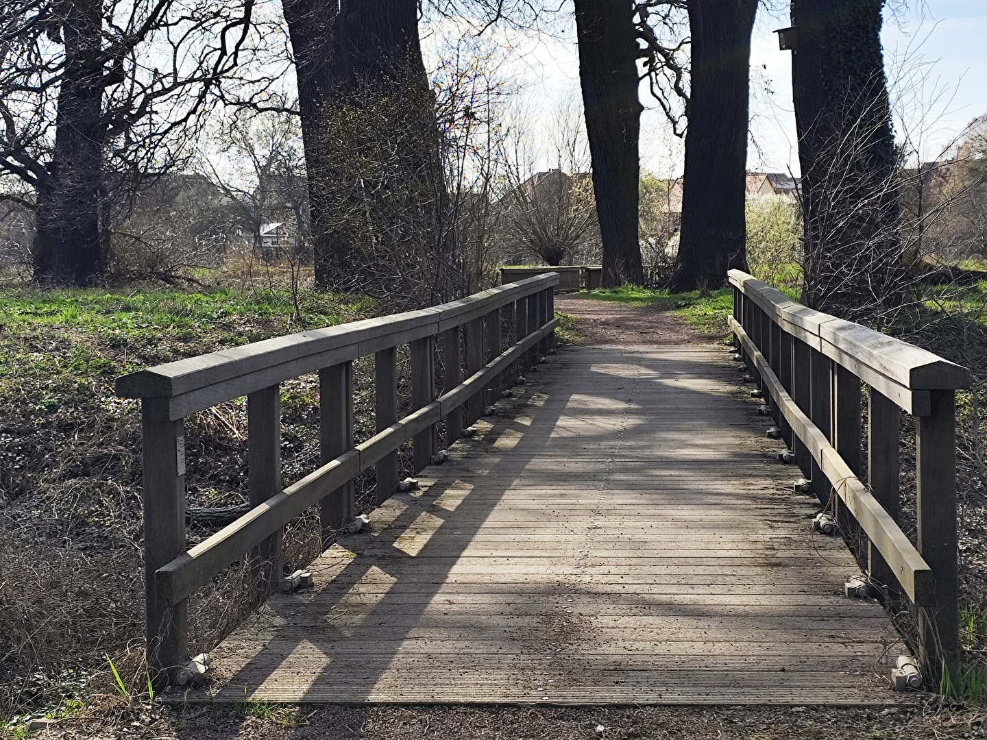 über diese Brücke ....