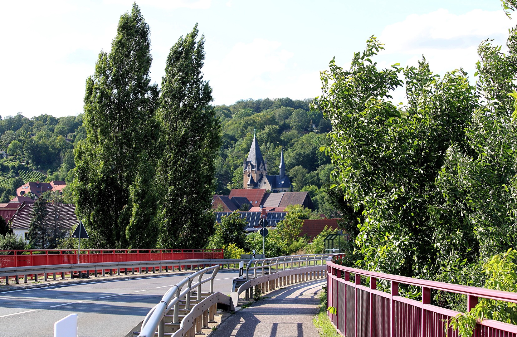 Auf einer Brücke über die Saale