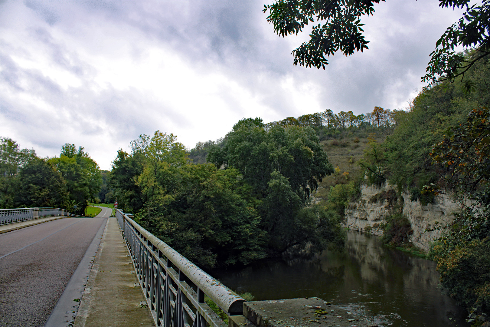 Auf einer Saale-Brücke.