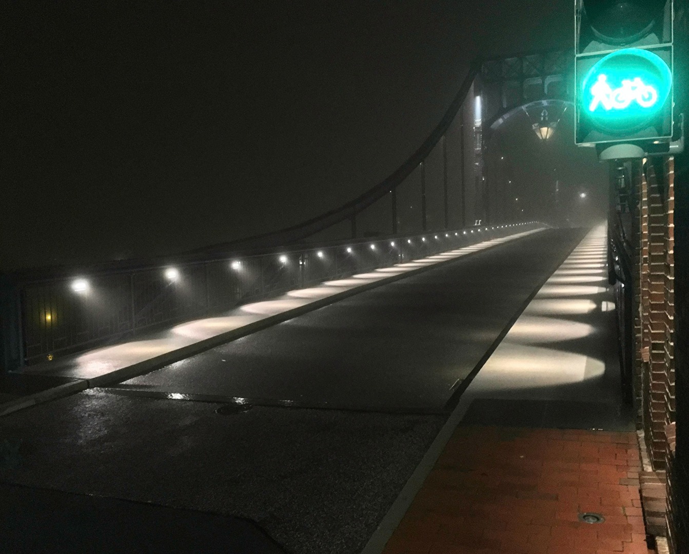 Brücken - hier Kaiser-Wilhelm-Brücke in Wilhlemshaven im November Nebel